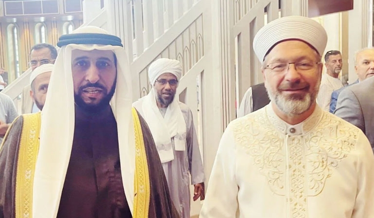 4 ülkenin terör listesindeki El Kaide destekçisi Diyanet etkinliğinde ortaya çıktı: Ali Erbaş’la poz vermiş!