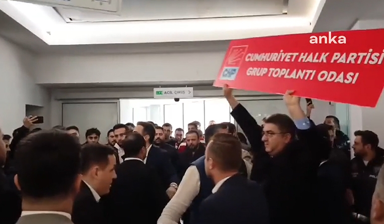 Kayyım atanan Esenyurt Belediyesi’nde gerginlik: CHP’li meclis üyeleri içeri alınmadı