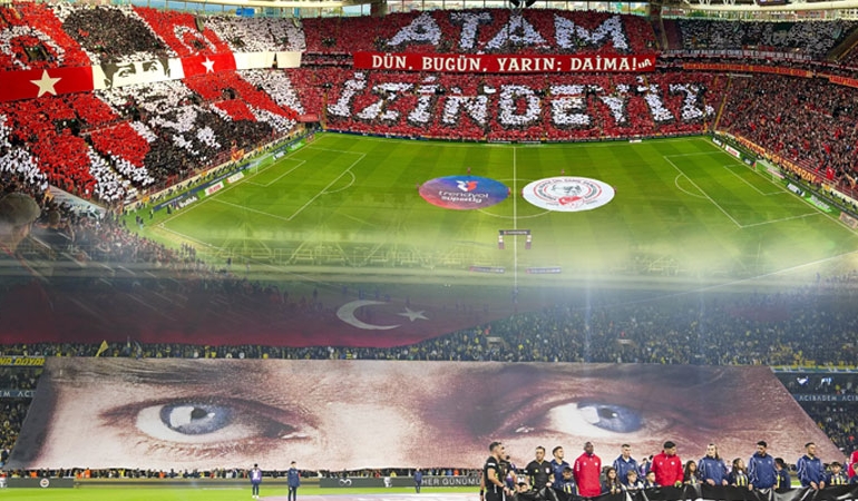 Galatasaray ve Fenerbahçe’den Atatürk koreografileri
