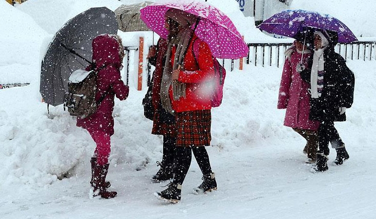 Bazı illerde eğitime kar engeli: Hangi şehirlerde okullar tatil edildi?