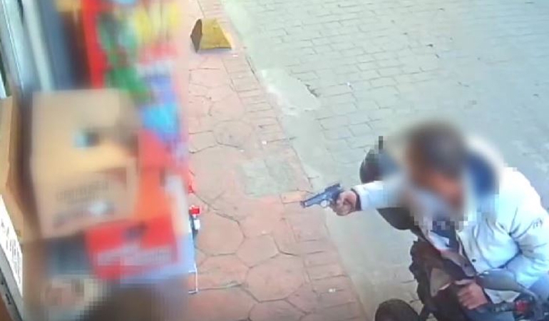 Beyoğlu’nda market çalışanını silahla tehdit etti… 12 suç kaydı var!