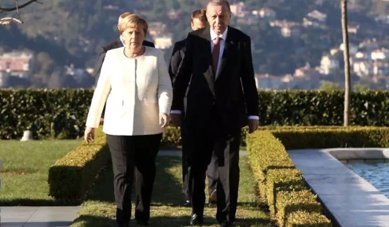 Merkel, Türkiye’yi kaçak Suriyelileri almaya nasıl ikna ettiğini anlattı