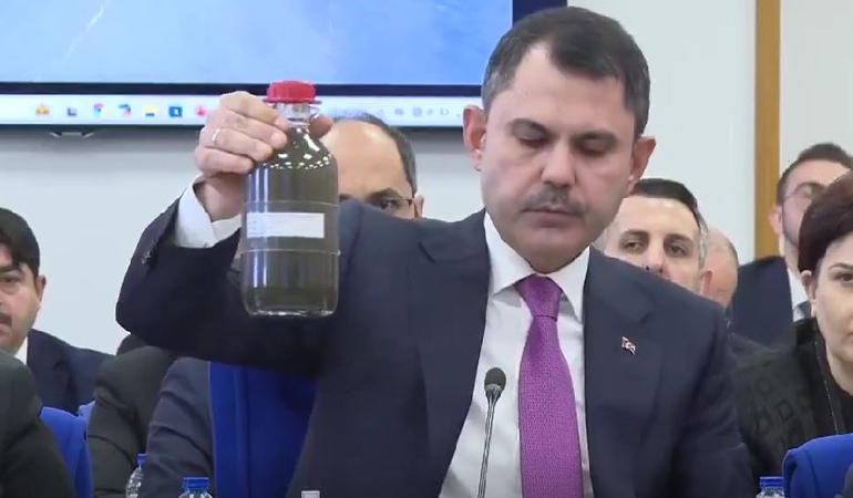Murat Kurum’un İzmir Körfezi’nden getirdiği su tartışma yarattı