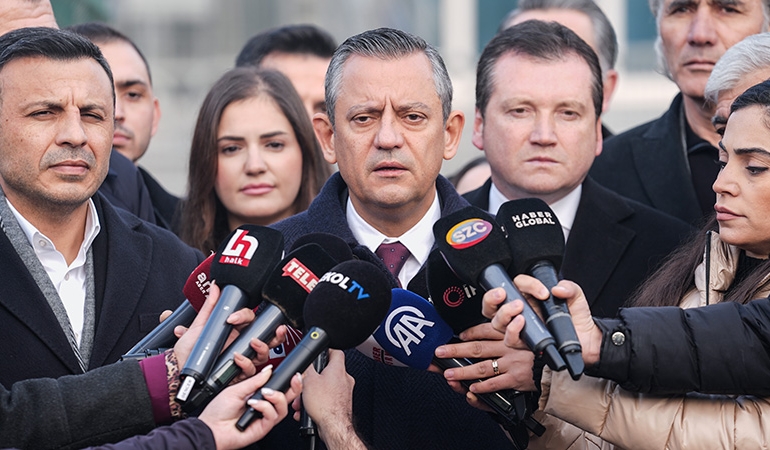 Ahmet Özer’i ziyaret eden Özgür Özel: Akın Gürlek seni uyarıyorum…