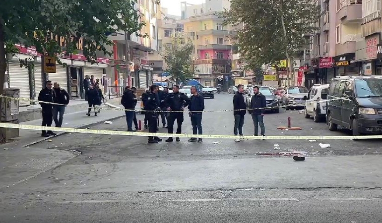 Diyarbakır’da satırlı saldırı: Yaralılar var