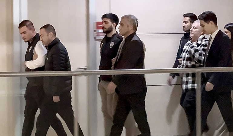 Savcılık ‘tutuklansınlar’ demişti… Mahkemeden Mehmet Ali Erbil ve Serdar Ortaç kararı