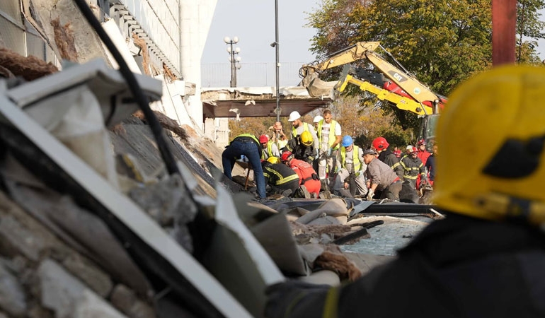 Sırbistan’da tren istasyonundaki beton sundurma çöktü: Çok sayıda ölü ve yaralı