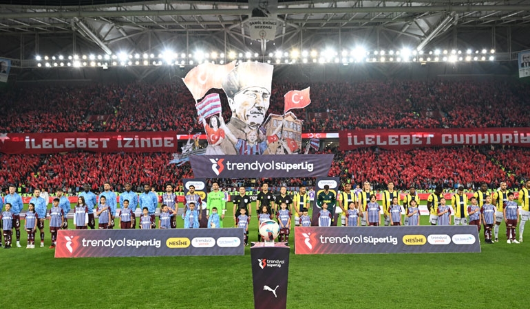Trabzonspor taraftarından Fenerbahçe maçı öncesi anlamlı koreografi: Atatürk ve Eren Bülbül yer aldı