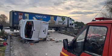 Balıkesir'de okul servisi ile tırın çarpışması sonucu 26 kişi yaralandı