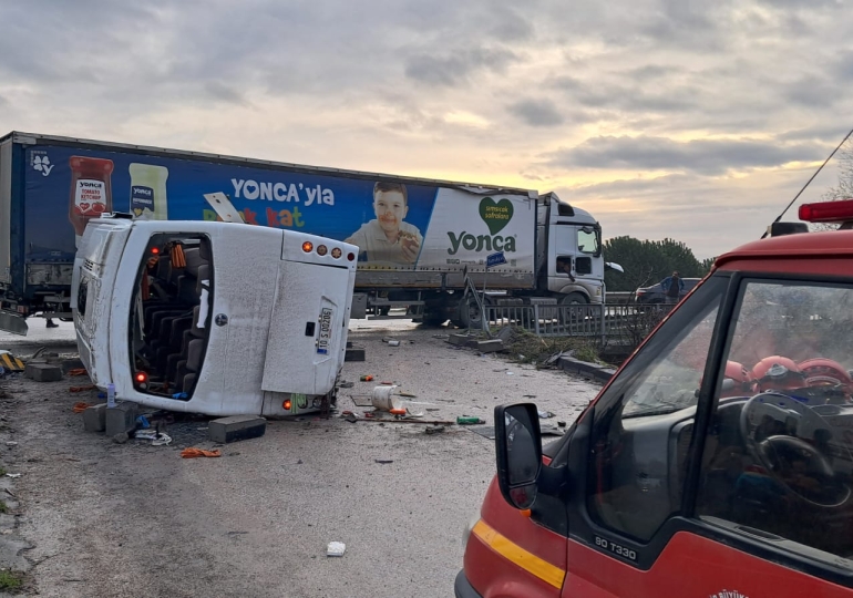 Balıkesir’de okul servisi ile tır çarpıştı: Çok sayıda yaralı var