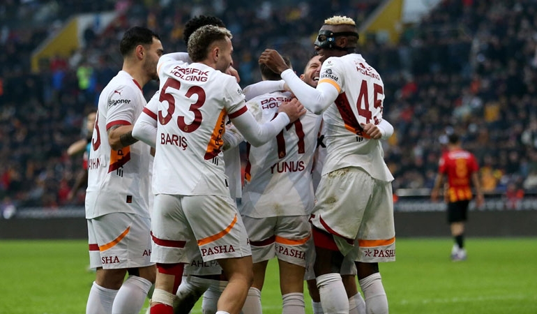 Galatasaray Kayseri’de farkı açtı