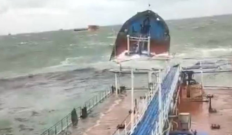 Karadeniz’de gemi kazası: Ortadan ikiye bölündü!