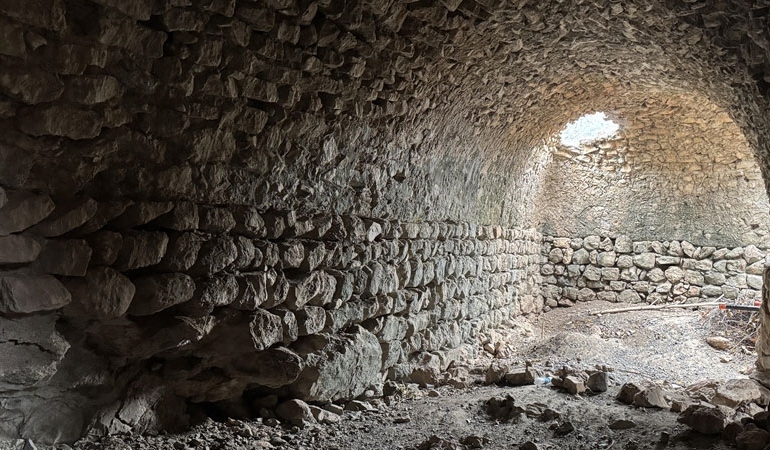 Evliya Çelebi’nin Seyahatnamesi’nde geçen 750 yıllık han Nemrut Dağı’nda bulundu