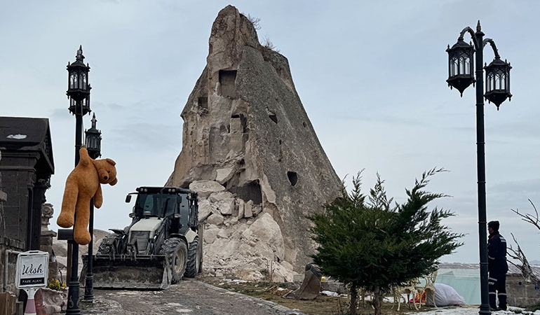 Kapadokya’da peribacası çöktü… O anlar kamerada
