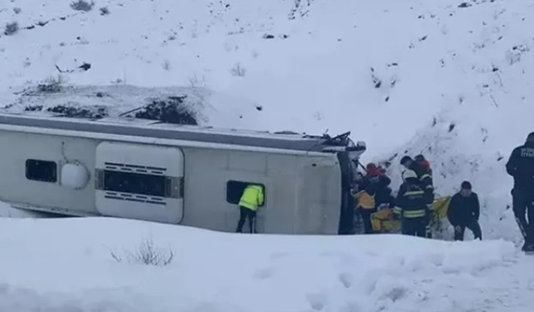 Erzincan’da yolcu otobüsü şarampole devrildi: Yaralılar var