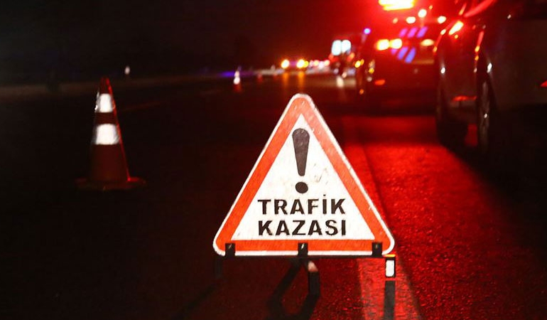 İzmir’de 3 aracın karıştığı kazada anne ve oğlu öldü, yaralılar var