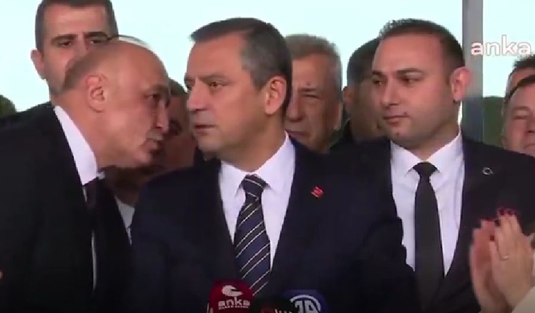 Özgür Özel’den, konuşma yaparken kulağına fısıldayan Melih Meriç’e: Dur abi, biliyorum