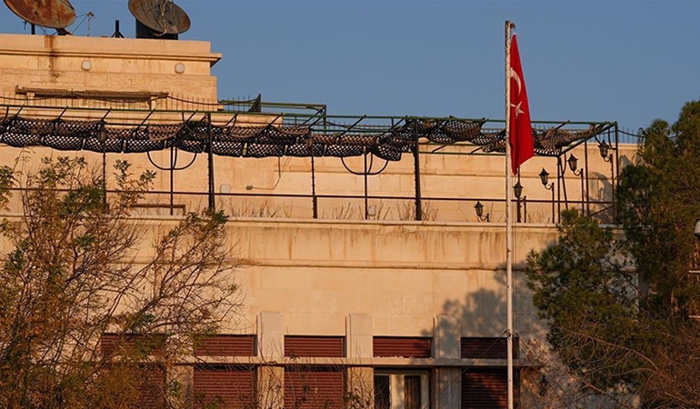 Şam Büyükelçiliği 12 yıl sonra açıldı: Türk bayrağı göndere çekildi