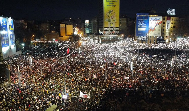 15 kişi ölmüştü: Sırbistan’da on binlerden protesto