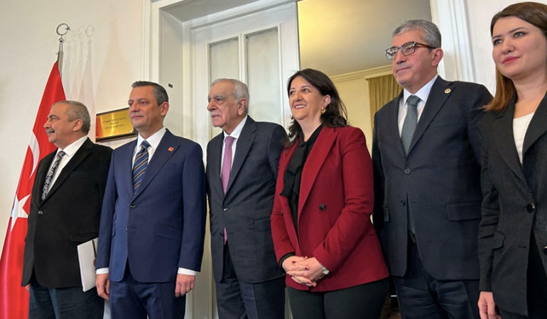 DEM’den CHP’ye ‘açılım’ ziyareti! Özgür Özel’den görüşme sonrası ilk açıklama