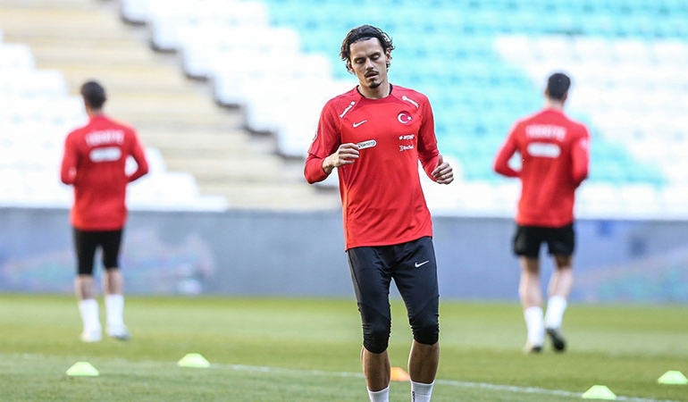 Milli futbolcu Enes Ünal sezonu kapattı