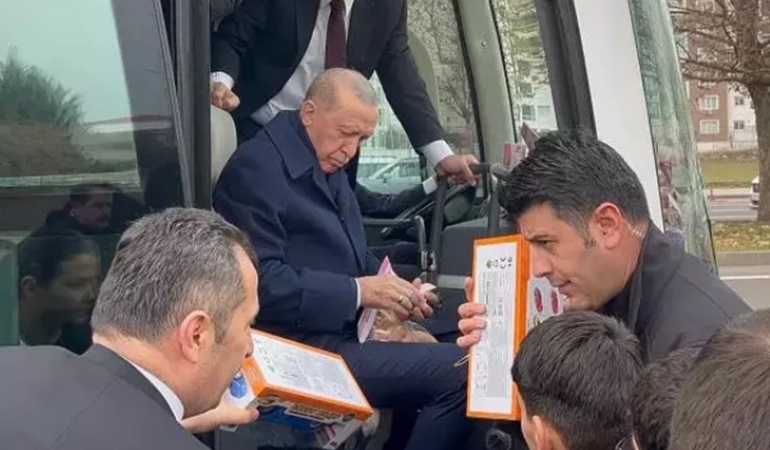 Erdoğan, Diyarbakır’da bir tomar para dağıttı