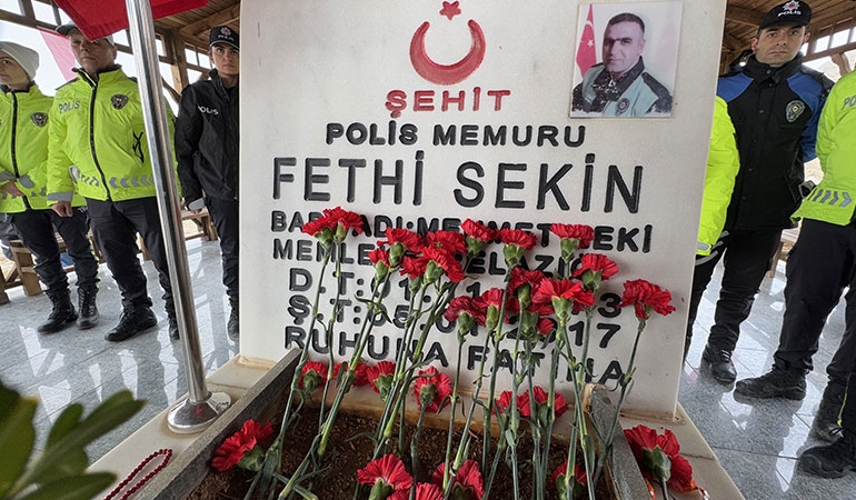 Kahramanlığın sembol ismi… Şehit polis Fethi Sekin kabri başında anıldı