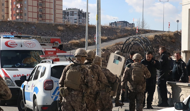 Kayseri’de 7 yaşındaki oğlunu silahla vuran baba, kendini eve kilitledi