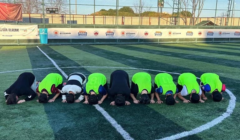 TÜGVA 81 ilde sahaya çıktı… İhsan Şenocak’ın öğrencileri tekbir getirip secdeye yattı!