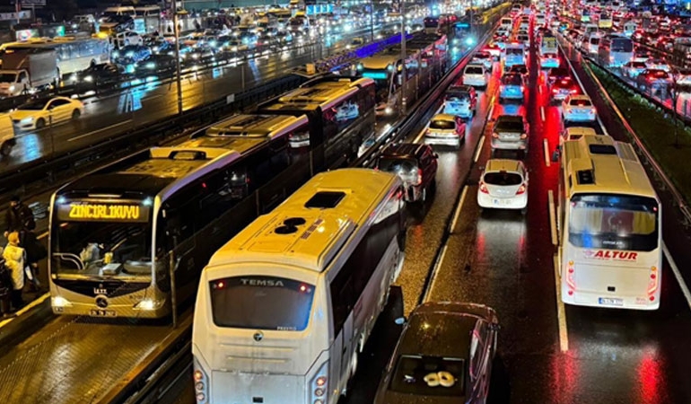 Metrobüste rastgele ateş etti! O maganda gözaltında