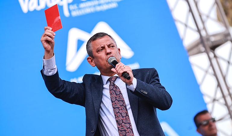 Özgür Özel’den ‘kırmızı kart’ yorumu: Birileri hafife alıyor ama…