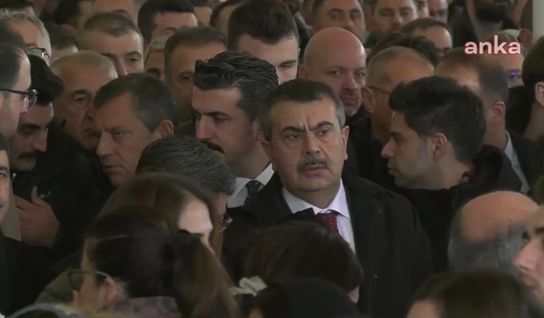 Özgür Özel’den cenazede dikkat çeken hareket