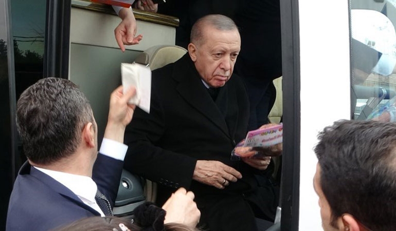 Erdoğan’a ‘evim yok’ dedi, korumalar uzaklaştırdı