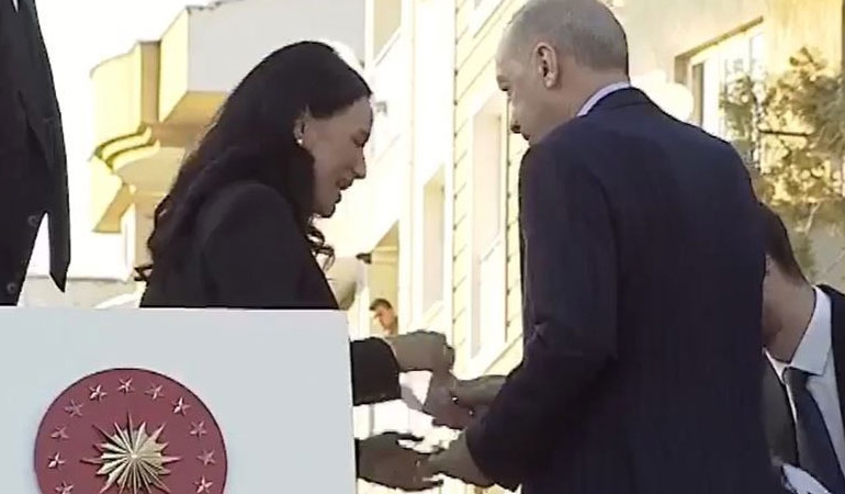 AKP milletvekili Sarıbaş Erdoğan’ın elini öptü, harçlığı kaptı