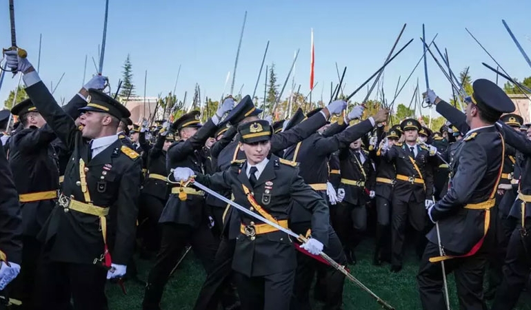 İhraç edilen teğmenlerin komutanı görevine iade edildi