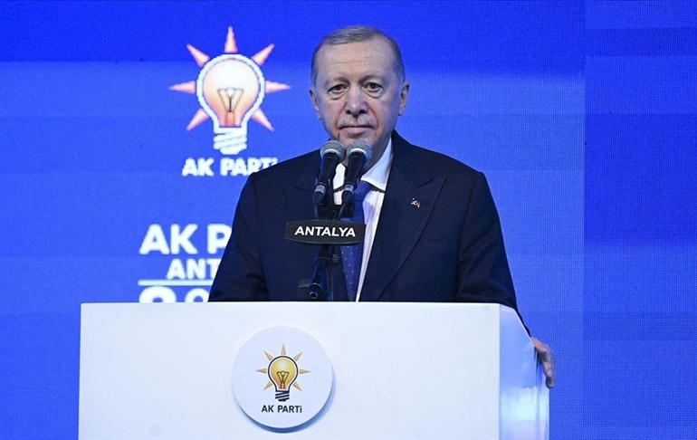 Erdoğan’dan Özgür Özel’e: Koltuğu kaybedeceğini anlayınca etekleri tutuştu