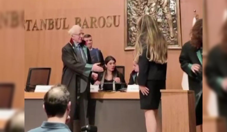 Ruhsatını alan genç avukat İbrahim Kaboğlu’nun elini sıkmadı: Nedenini açıkladı…