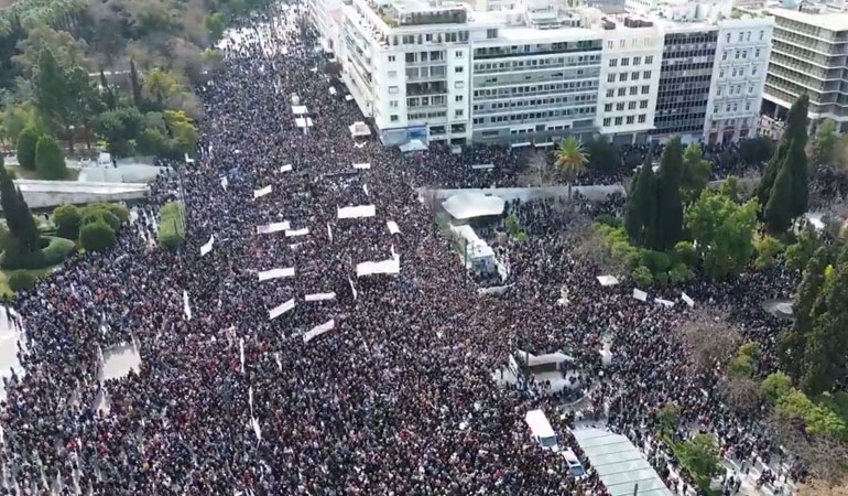Yunanistan’da halk sokaklara döküldü: 57 kişinin hayatını kaybettiği tren faciasını protesto ettiler