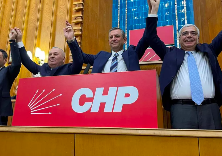 Özgür Özel rozetleri taktı: Cemal Enginyurt ile Salih Uzun resmen CHP’de