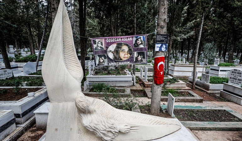 Özgecan Aslan, öldürülüşünün 10. yılında mezarı başında anıldı