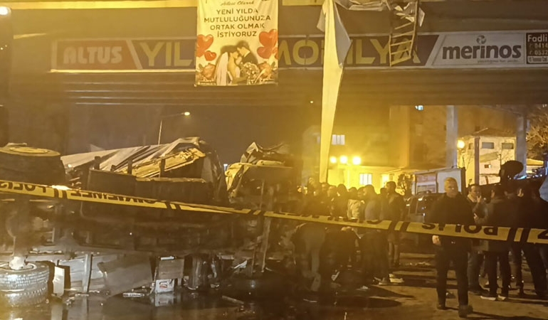 Şanlıurfa’da kamyon, çarptığı otomobille üst geçitten düştü: Ölü ve yaralılar var