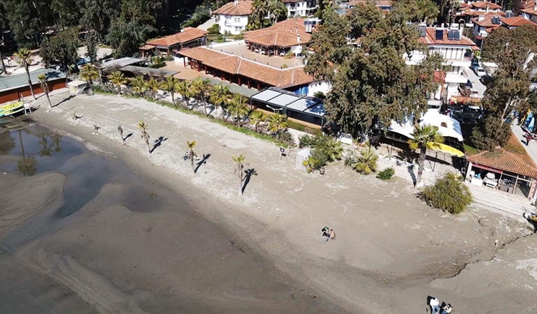Akyaka sahilinde deniz 30 metre çekildi… Depremlerle ilgisi var mı?