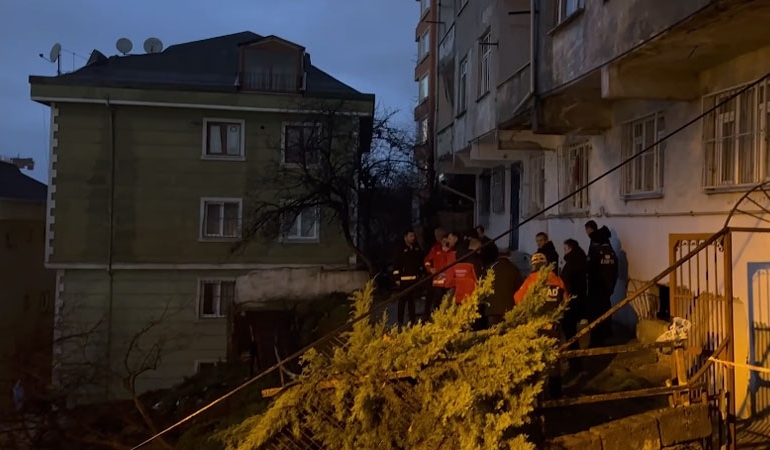 Beyoğlu’nda istinat duvarı çöktü: İki bina tahliye edildi!