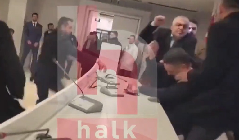 Ülkü Ocakları Başkanı’ndan Sinan Ateş’in arkadaşına yumruklu saldırı: Görüntüler ortaya çıktı