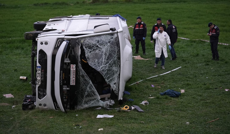 Denizli’de öğrencileri taşıyan midibüs devrildi: Ölü ve yaralılar var