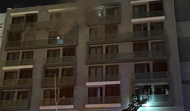Denizli’de 7 katlı apartmanda yangın