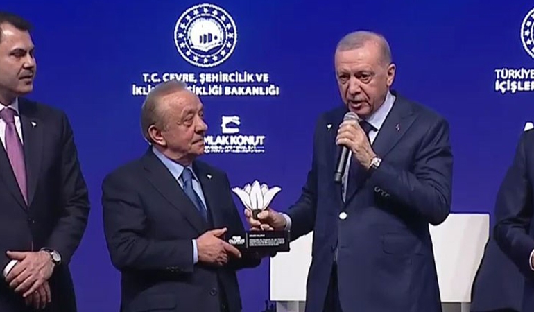 Erdoğan, deprem anmasında Cengiz ve Kalyon’a plaket verdi