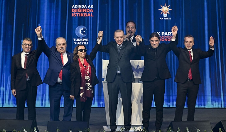 Erdoğan İYİ Parti ve Gelecek’ten istifa eden üç vekile rozet taktı… TESEV’ci isim MKYK’da