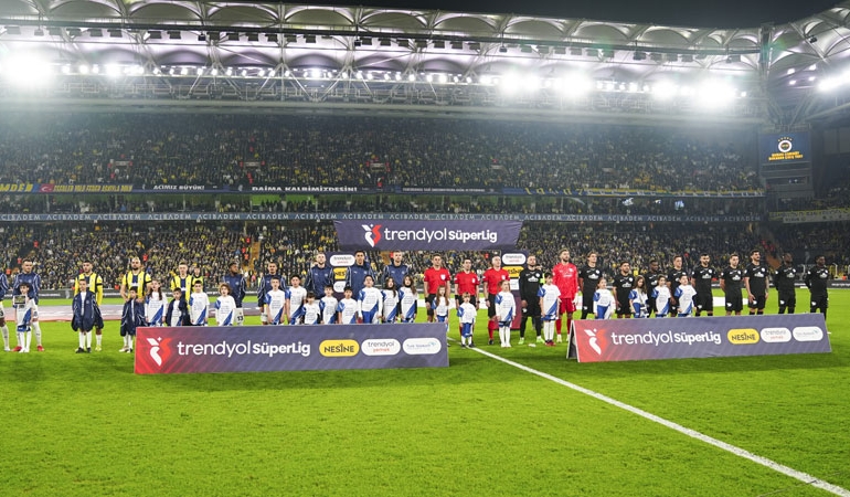 Fenerbahçe tribünlerinden ihraç edilen teğmenlere destek