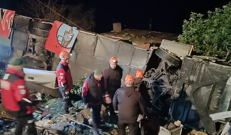 Antalya’da yolcu otobüsü şarampole devrildi: Yaralılar var